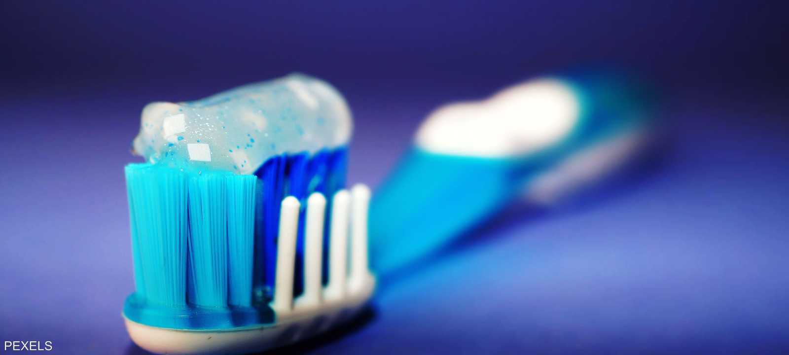 الإعلانات التجارية غالبا ما تظهر الفرشاة مملوءة بالمعجون