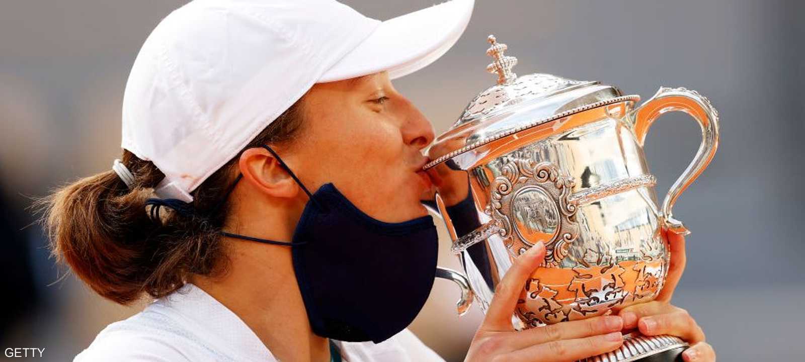 الشابة البولندية إيغا شفيونتيك تظفر بالكأس.