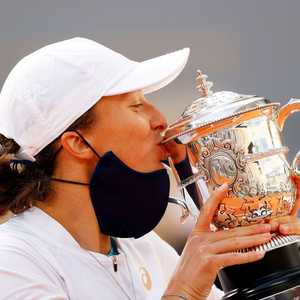 الشابة البولندية إيغا شفيونتيك تظفر بالكأس.