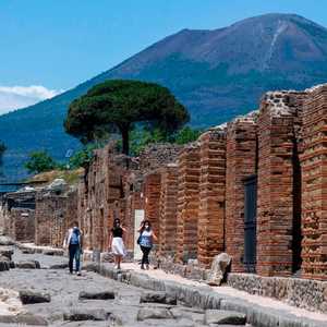 مدينة "بومبي" الواقعة على على جبل بركان فيزوف