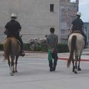 اتهم دونالد الشرطة بأنها عاملته كالعبد