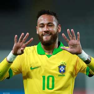 نيمار يشير إلى الرقم 9 الذي كان يرتديه رونالدو مع البرازيل