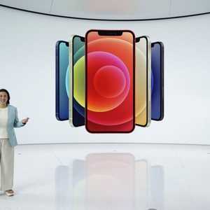 سعر أرخص نسخة من آيفون 12 تبدأ بـ699 دولارا.