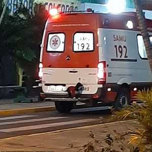 الكلبة الوفية أصرت على ركوب سيارة الإسعاف للبقاء مع مالكها