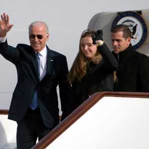 هنتر بايدن برفقة والده على متن الطائرة الرئاسية عام 2013
