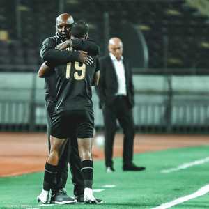 مدرب الأهلي يهنئ أفشة بهدفه ومدرب الوداد المغربي في الخلفية