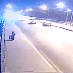 السيدة التي قامت برمي طفليها