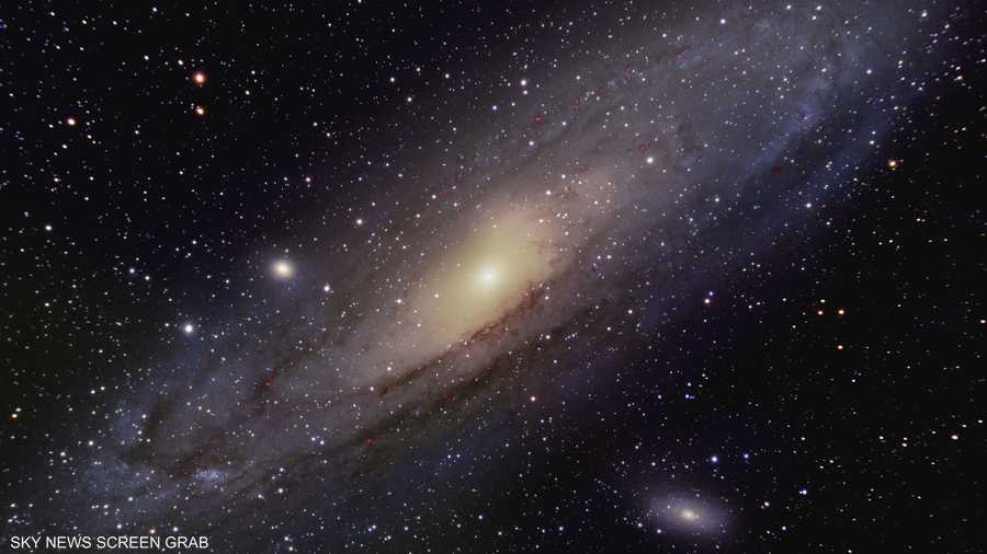 أندروميدا هي أقرب المجرات لدرب التبانة، وتبعد عن الأرض حوالي 2.5 مليون سنة ضوئية.