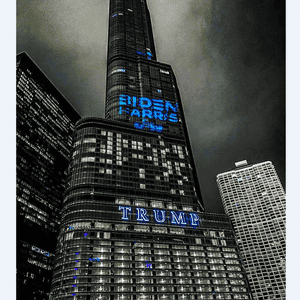 اسم بايدن وهاريس يظهر على برج ترامب في شيكاغو