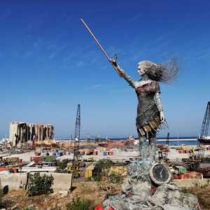 تمثال للفنانة اللبنانية حياة ناظر مصنّع من أنقاض مرفأ بيروت