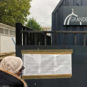 لافتة بإغلاق المسجد في إطار حملة لمكافحة الإرهاب