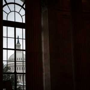 قبة الكابيتول تظهر من إحدى نوافذ مبنى مكتب راسل لمجلس الشيوخ