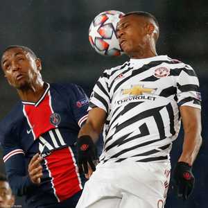 مارشال من يونايتد في التحام كروي مع ديالو