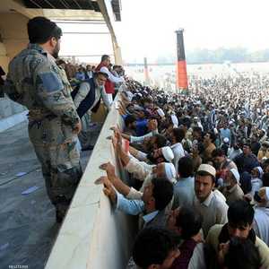 آلاف الأفغان احتشدوا بملعب كرة للحصول على تأشيرة لباكستان