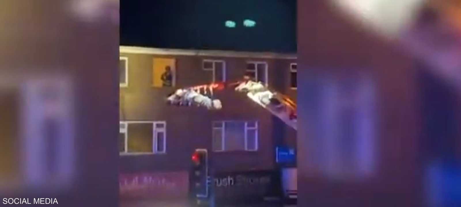 شارك نحو 30 رجل إنقاذ في عملية إخراج هولتون من شقته