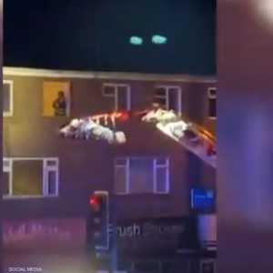 شارك نحو 30 رجل إنقاذ في عملية إخراج هولتون من شقته