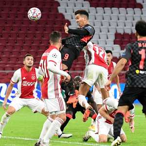 فيرمينو وصراع على الكرة بين لاعبي أياكس