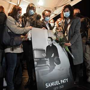 وقفة لأقارب وأصدقاء الأستاذ الذي ذبح في فرنسا