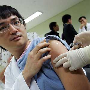 أفراد طاقم طبي جامعي يتلقون لقاحات ضد الإنفلونزا