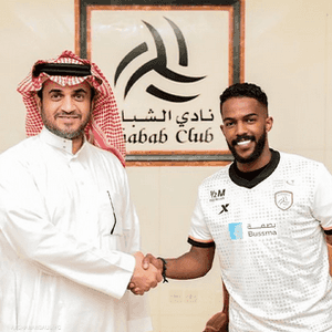 العابد إلى جانب رئيس الشباب خالد البلطان