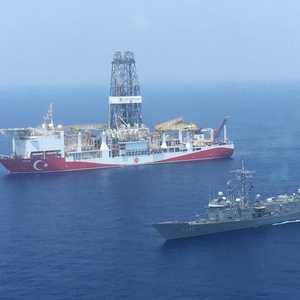 إحدى السفن التركية تقوم بالتنقيب عن مصادر الطاقة