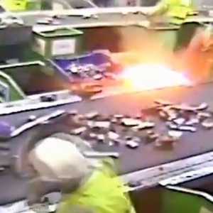 البطاريات تمثل خطرا على العاملين بالمصنع