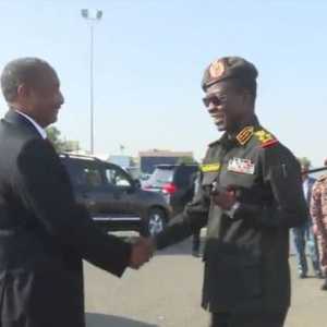 البرهان مصافحا كباشش قيبل مغادرة الخرطوم