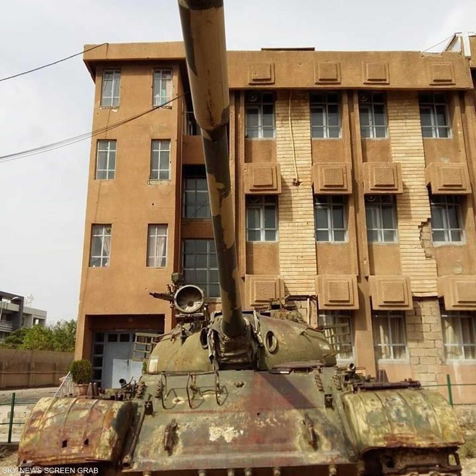 تضم باحة المتحف إلى الآن الدبابات والآليات العسكرية