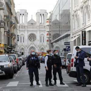 الشرطة الفرنسية في موقع الهجوم بمدينة نيس