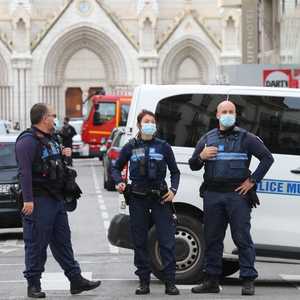 أفراد الشرطة الفرنسية في موقع هجوم نيس.