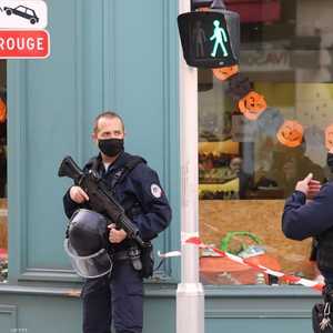 أفراد من الشرطة الفرنسية في موقع الهجوم في مدينة نيس.