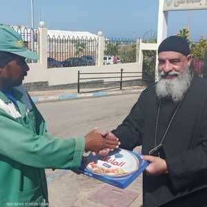 القمص يوأنس أديب يوزع حلوى المولد على عمال النظافة بالغردقة