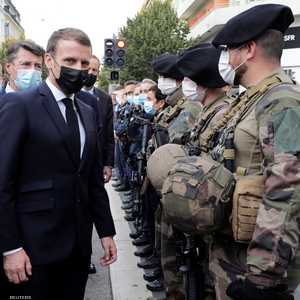 ماكرون يتحدث مع الجنود وعناصر الأمن في نيس