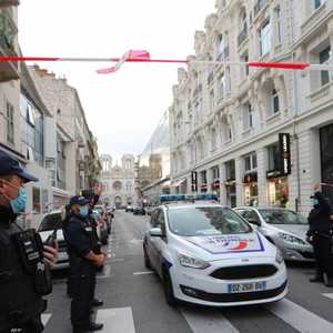 قتلت قوات الأمن الفرنسية بالرصاص رجلا هدد المارة بسكين كبير