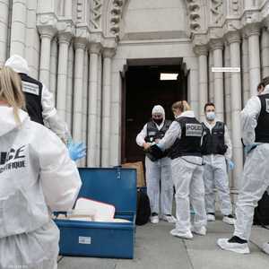 عناصر من التحقيقات الجنائية في مكان الحادثة