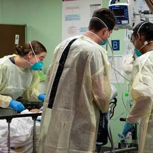 طاقم طبي مع أحد مرضى كورونا في مستشفى. أرشيف