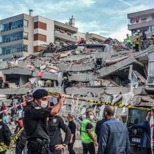 انهيار مبنى بسبب الزلزال الذي ضرب أزمير في تركيا