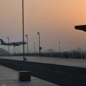 طائرة تهبط في مطار الملك عبد العزيز في مدينة جدة السعودية