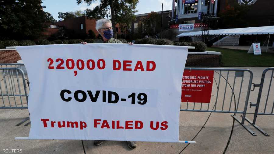 يرى كثيرون أن العدد الكبير من الوفيات من جراء أزمة كورونا في الولايات المتحدة قد يدفع الناخبين للتصويت لصالح بايدن.