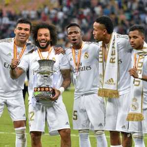 إيدير ميليتاو  يقف إلى جوار مواطنه فينسيوس جونيور