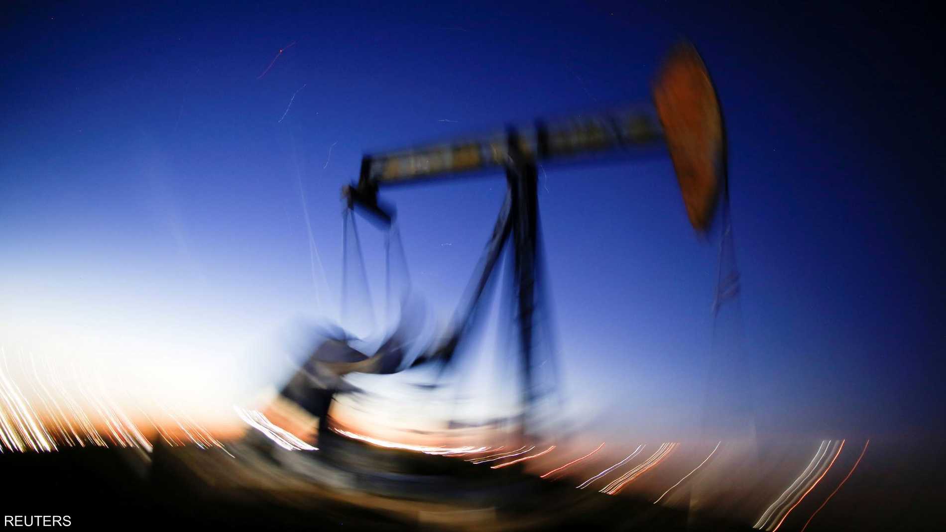 النفط يواصل التراجع وسط مؤشرات على ضعف الطلب وقوة الدولار