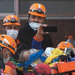 انتشال طفلة على قيد الحياة بقيت تحت الأنقاض 91 ساعة