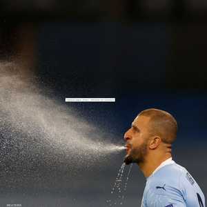 لقطة طريفة لكايل ووكر ينفث رشفة من الماء قبل المباراة