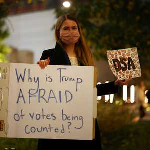 إحدى المتظاهرات تطالب بفرز كافة الأصوات في الانتخابات