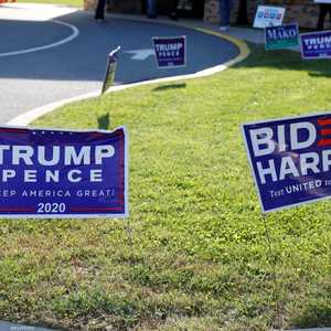 لافتات انتخابية للمرشحين ترامب وبايدن