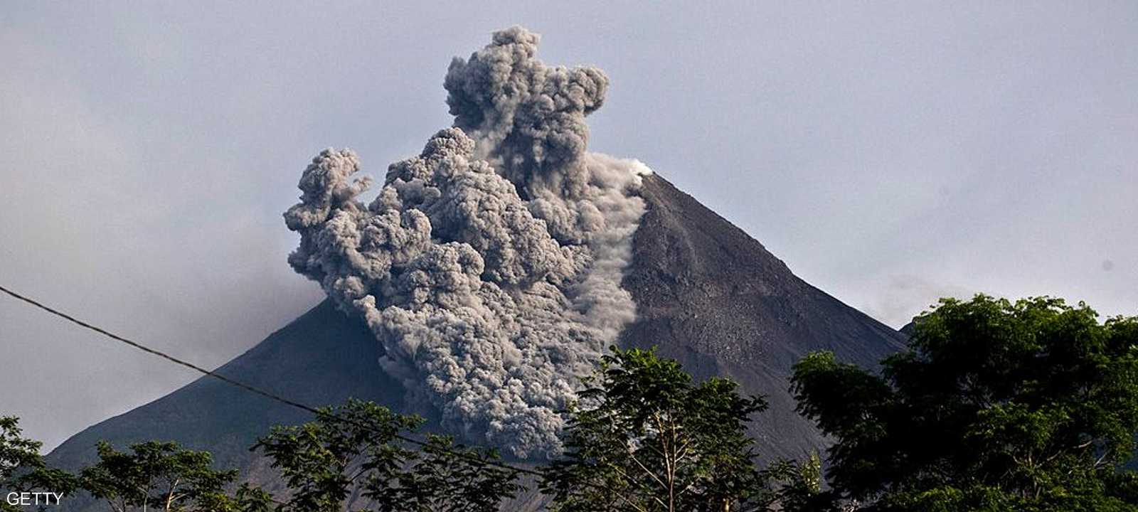 صورة أرشيفية لدخان يتصاعد من جبل ميرابي في إندونيسيا