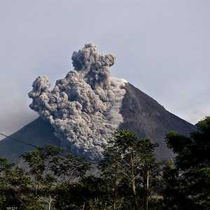 صورة أرشيفية لدخان يتصاعد من جبل ميرابي في إندونيسيا