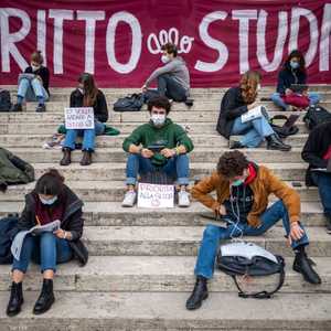 مظاهرات طلابية في إيطاليا لفتح المدارس.