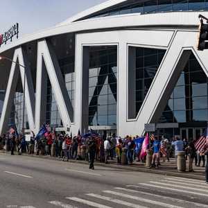 أنصار ترامب يتظاهرون أمام مركز الفرز في جورجيا.