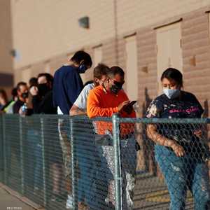 أميركيون في أريزونا ينتظرون دورهم للتصويت في الانتخابات